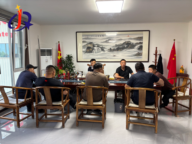 Suid-Amerikaanse plaasergoudkliënte het Qingzhou Jinqi Mynmasjinerie besoek vir fabrieksoudit.