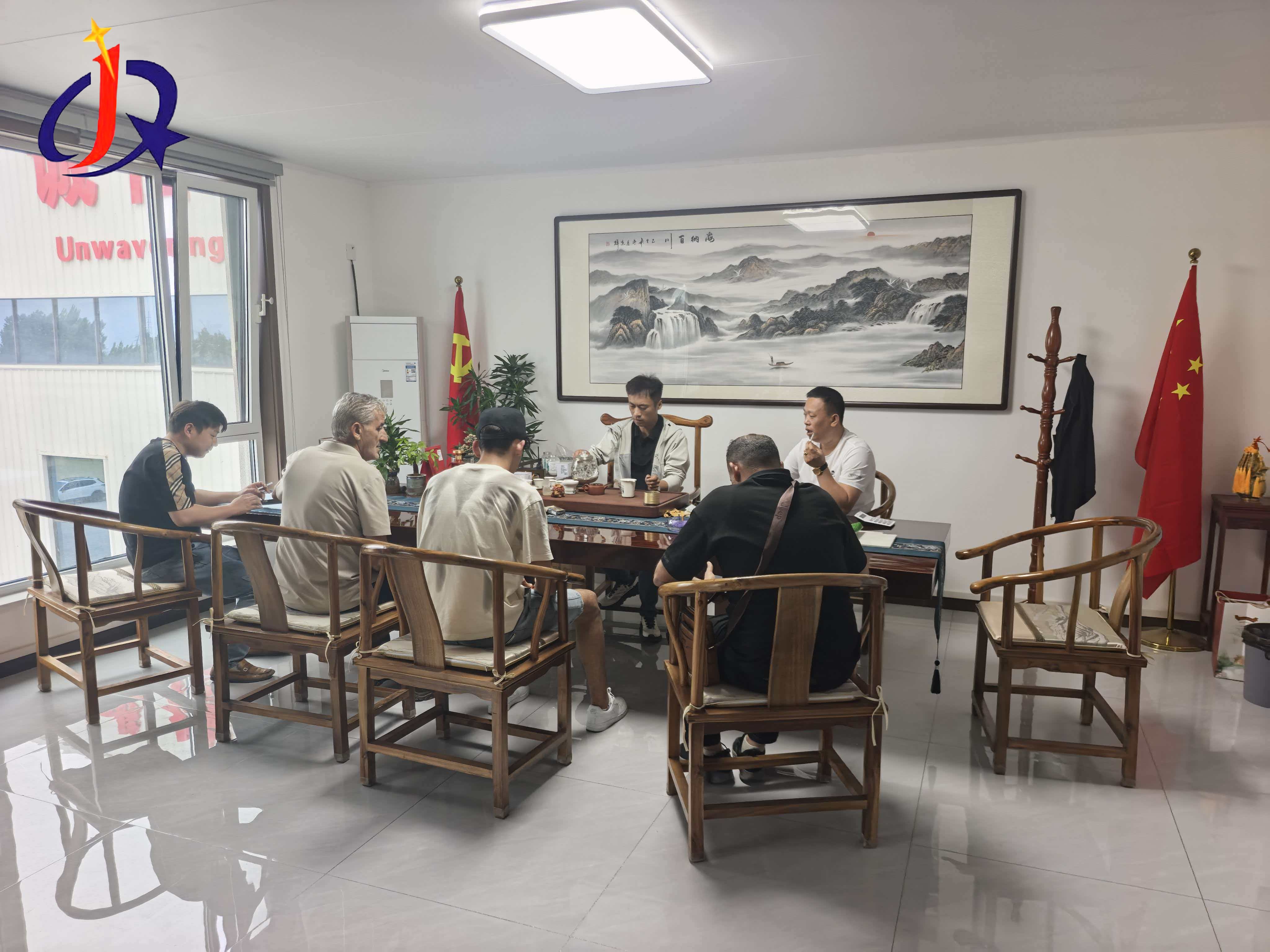 Colombiaanse goudverwerkingstoerustingverspreiders besoek Jinqi Masjinerie vir Suid-Amerikaanse marksamewerking