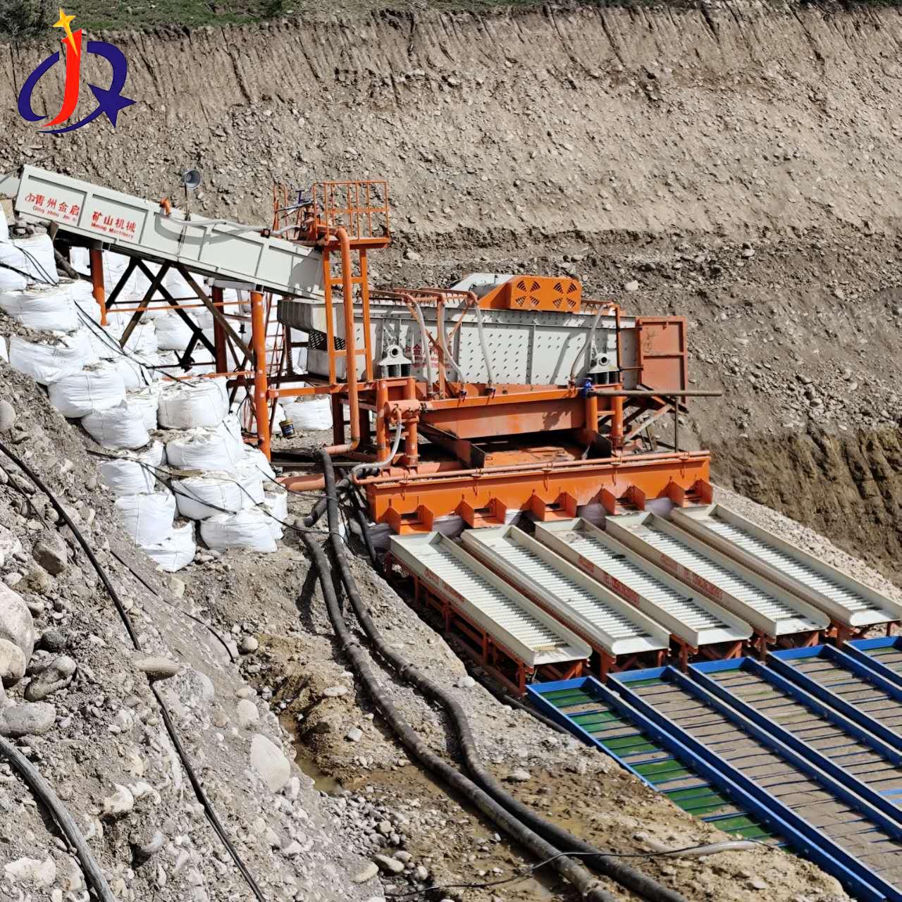 Installasie en ingebruikneming van vibrerende skermgoue waseenheid voltooi in Kirgisië